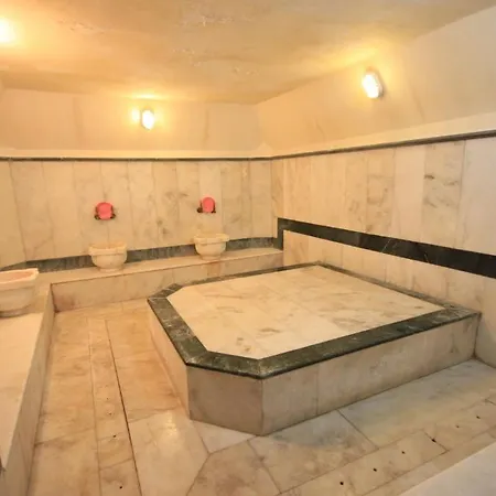 Hera Hotel 2*